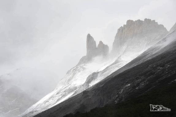 Atrás das nuvens aparecem os Cuernos, no Valle del Frances, no parque nacional Torres del Paine, no sul do Chile